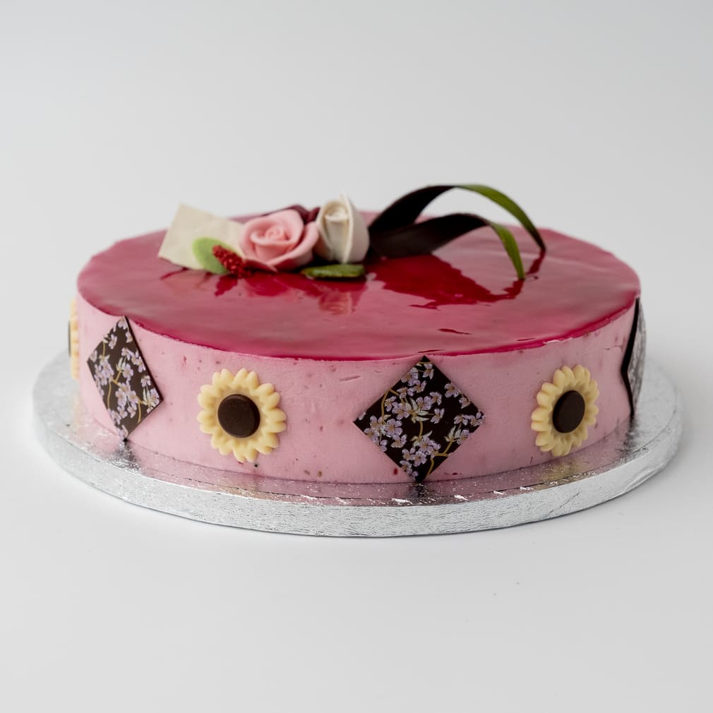 Bringebærfromasj på mandelbunn med gelé, pyntet med sjokolade og marsipanroser