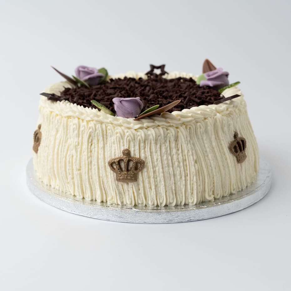 Dronningkake med sukkerbunn, marengsbunn, krem, sjokolade og fruktfyll