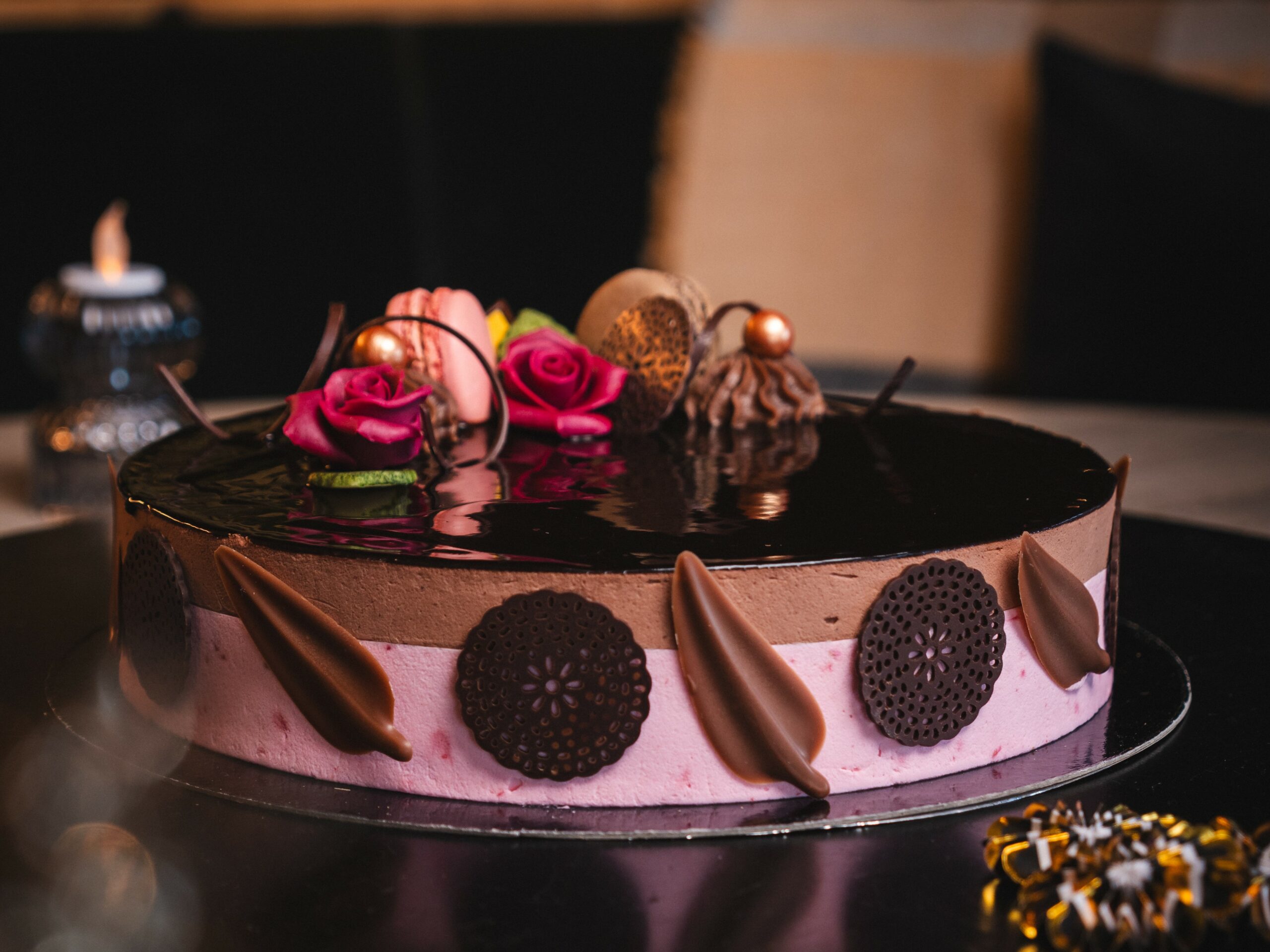 Jubileumskake med bringebærfromasj og sjokolademousse på mandelbunn – dekorert med makroner og marsipanroser