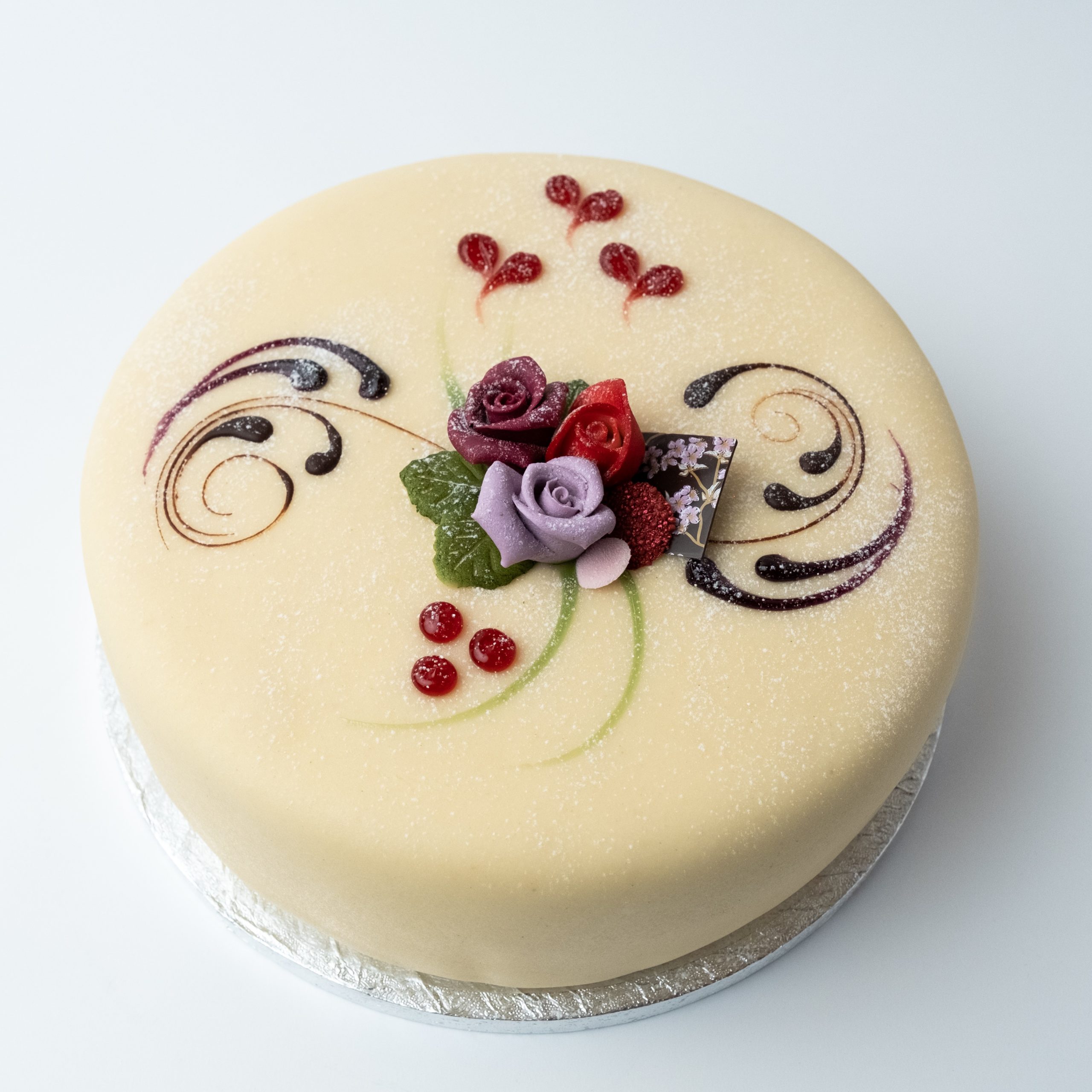 Marsipankake med sukkerbunn, krem og dekor – tilpasset med tekst og bilde