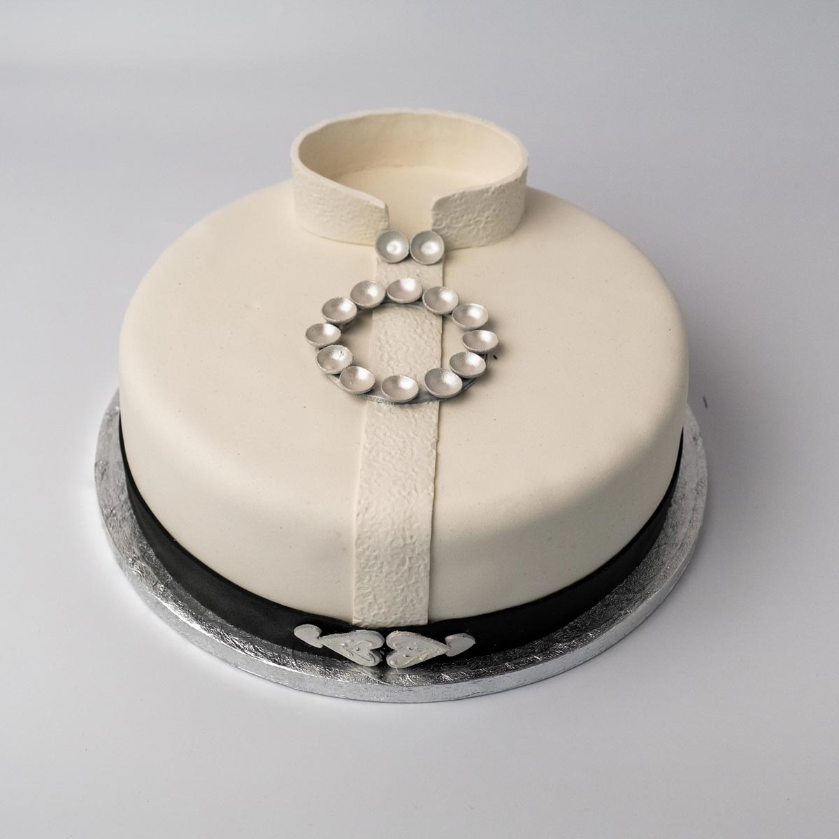 Skjortekake til jente konfirmasjon med marsipanbelte og dekor i bunadsstil